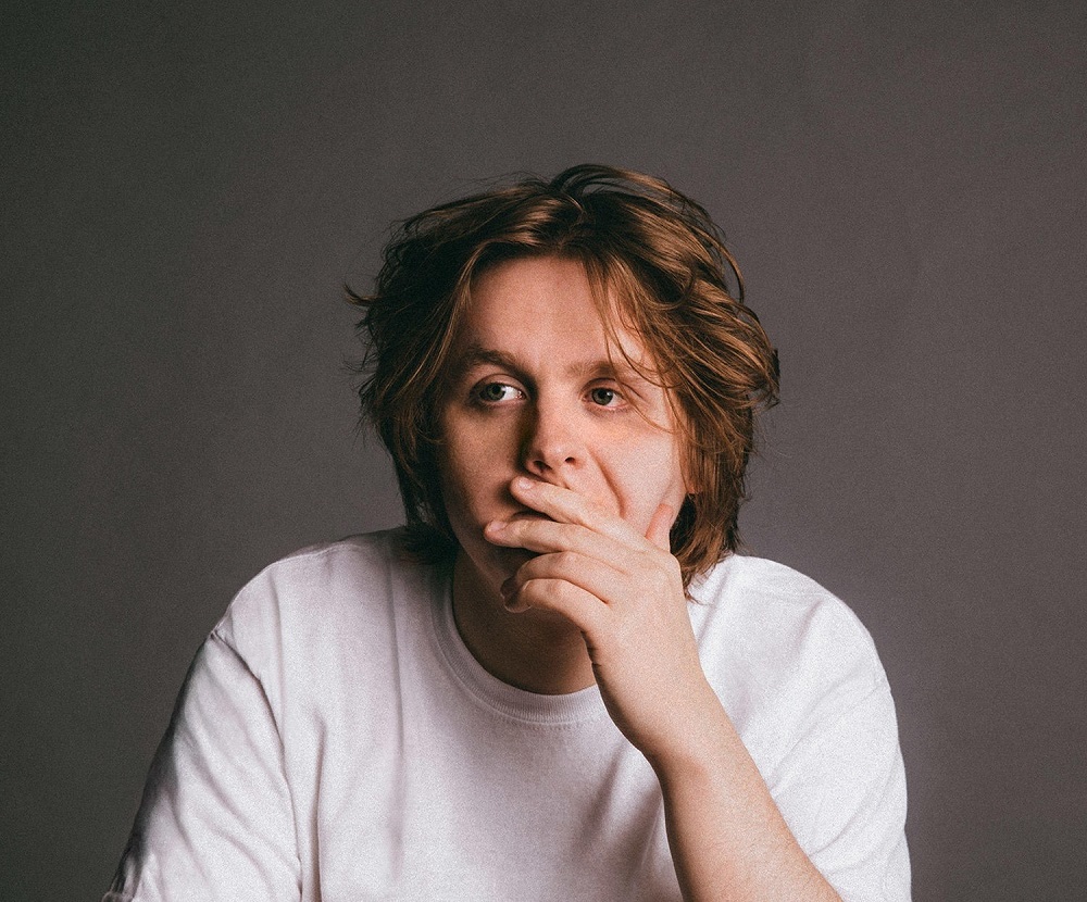 Lewis Capaldi представи романтичната си балада “Pointless”