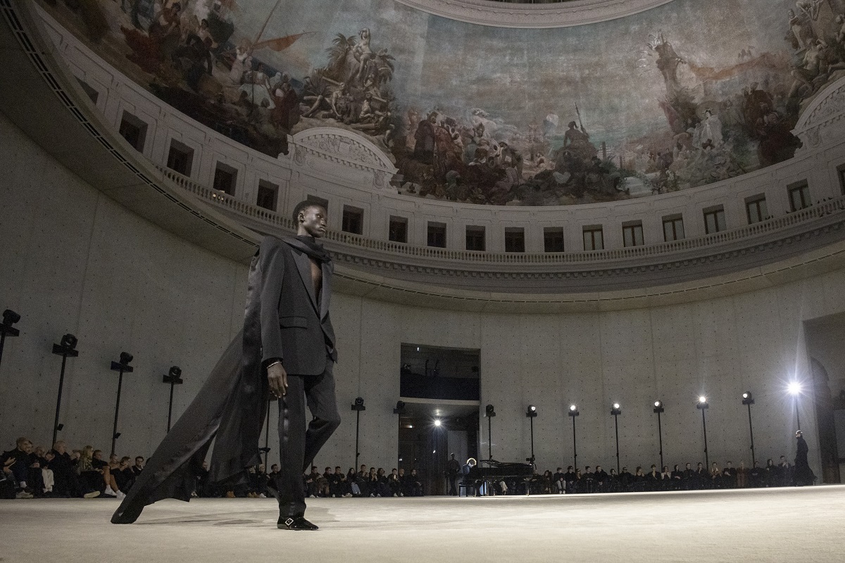 Saint Laurent откри Седмицата на модата в Париж с елегантни вечерни облекла за мъже