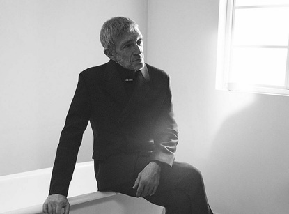 Суровата красота на Венсан Касел в новата кампания на Prada