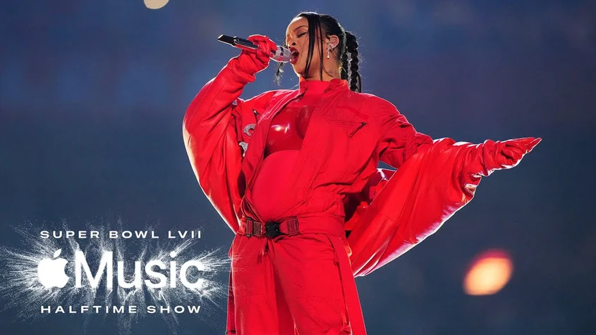 Риана с бляскаво шоу в полувремето на Super Bowl LVII