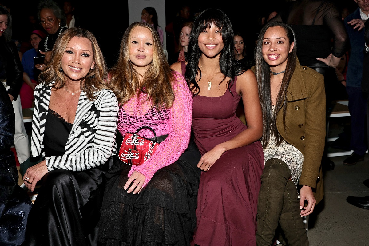 Ванеса Уилямс присъства на модно ревю с трите си дъщери