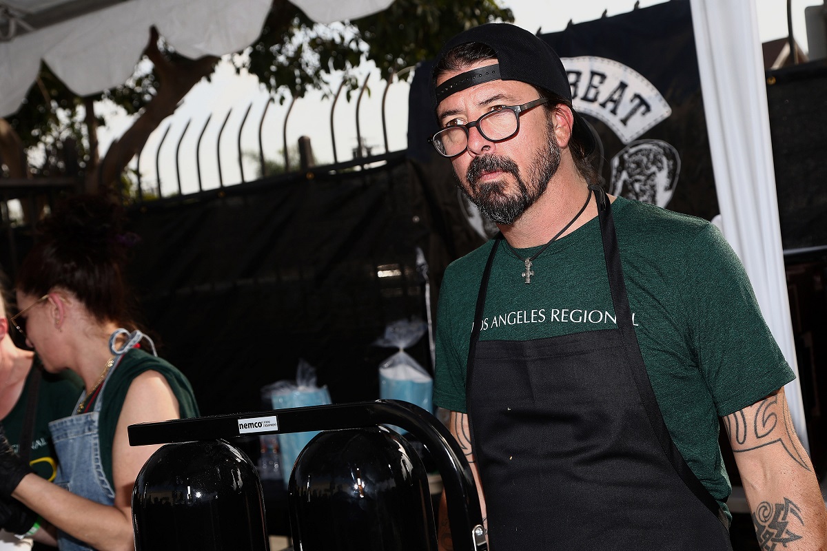 Вокалистът на Foo Fighters Дейв Грол помага на стотици бездомни хора