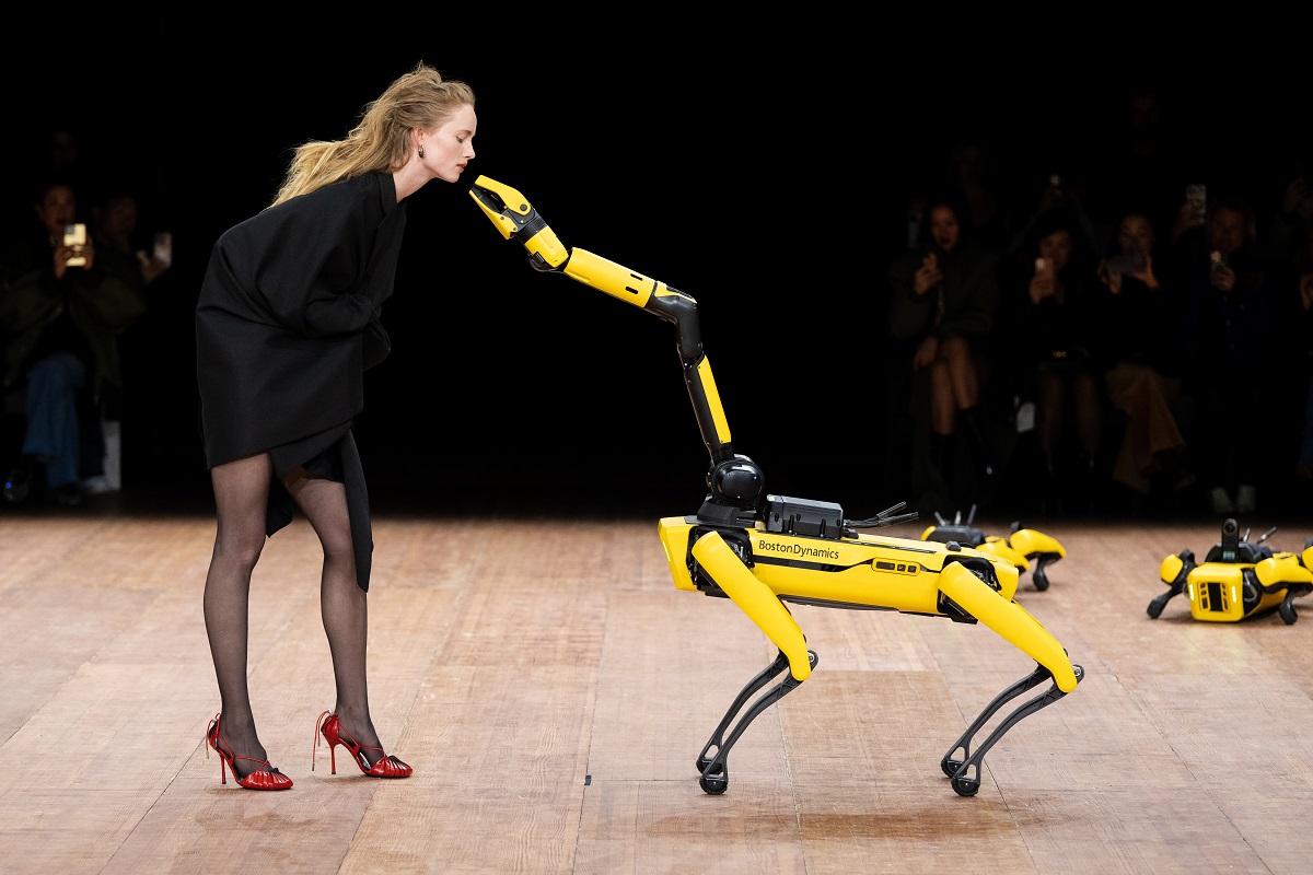 След роклята със спрей, Coperni предизвиква вълнение с кучета-роботи
