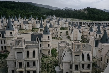 Бурж Ал Бабас: призрачният град в Турция, съставен от над 500 изоставени замъка