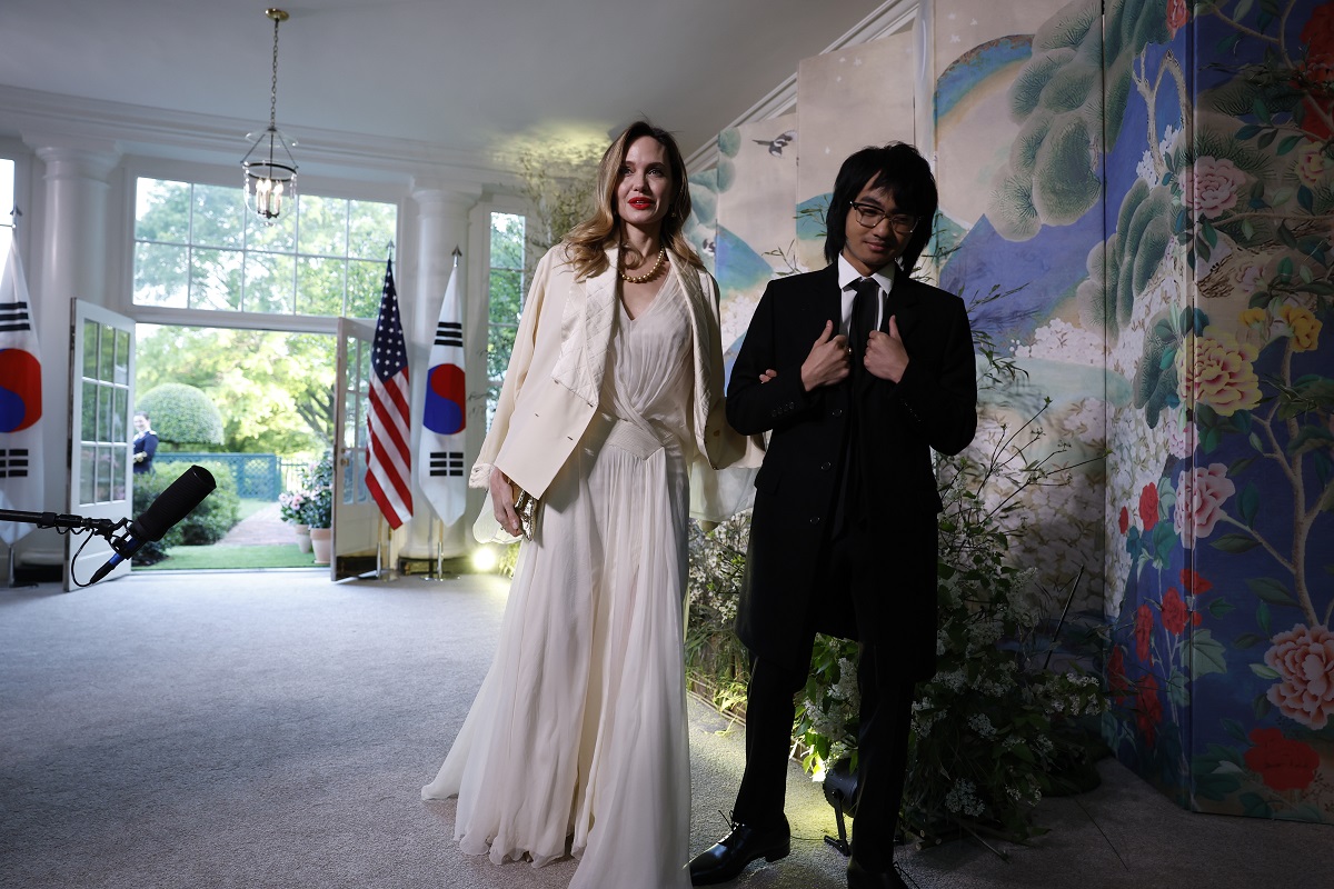 Анджелина Джоли и синът ѝ Мадокс на вечеря в Белия дом