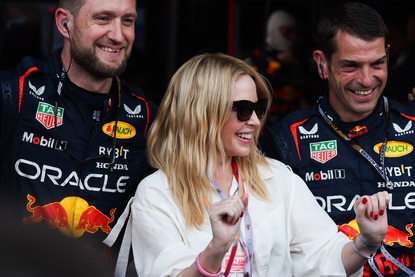 Кайли Миноуг внесе динамичен блясък по време на Гран при на Монако от Формула 1