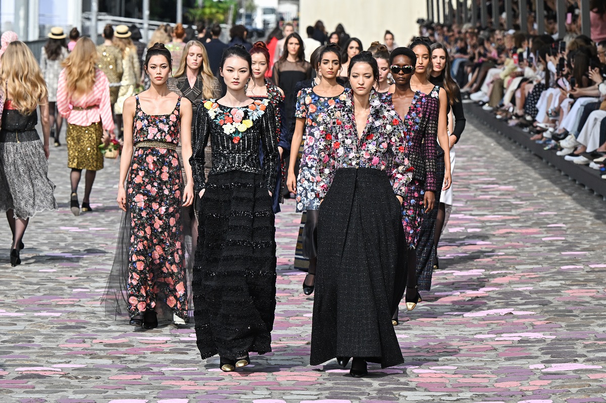 Моделите на Chanel Couture се превъплътиха в образа на Джейн Бъркин