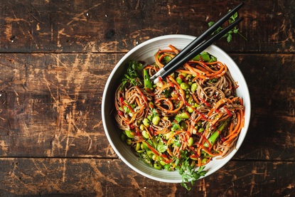 Азиатски спагети с пилешко и зеленчуци