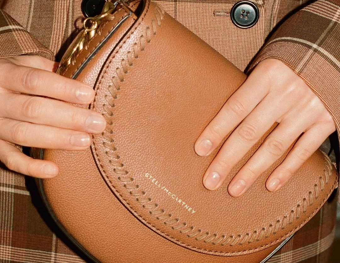 Стела Маккартни дебютира с първите в света луксозни дамски чанти, изработени от алтернативна веган кожа Mirum