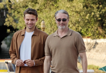 Баща и син Микелсен на филмовия фестивал във Венеция 