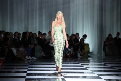 Клаудия Шифър закри модния подиум на Versace с емблематичната си походка от 90-те 