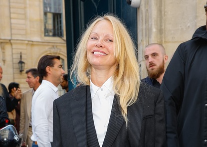 Памела Андерсън донесе от минималистичната си красота в Париж