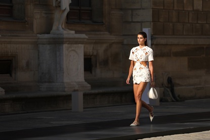Модното ревю на Valentino за пролетта и лятото на 2024 г. е сарториален урок по съвременен класически стил