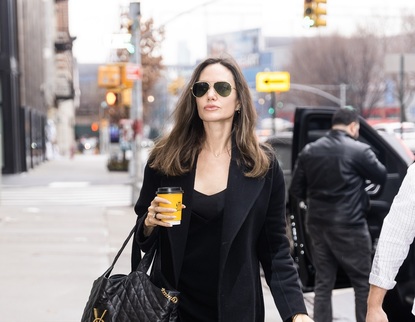 Джоли и чантата, превърнала се в тенденция