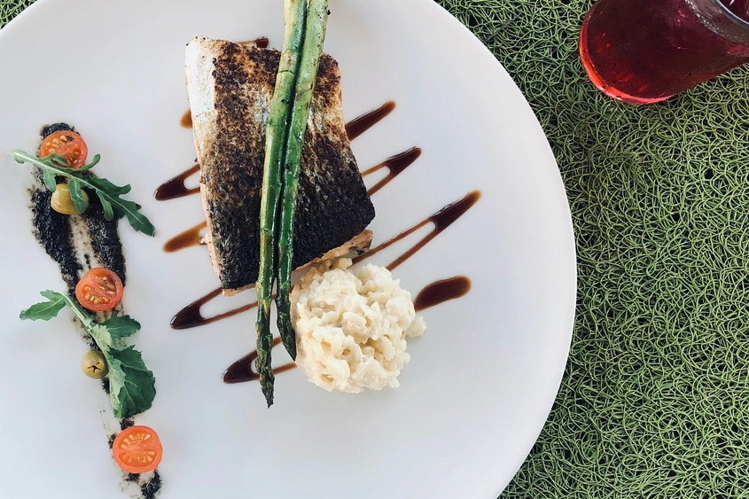 Панирано рибено филе с аспержи