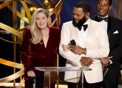 Кристина Апългейт посрещната с емоционални овации на наградите ''Emmy''