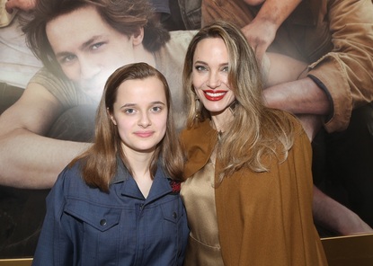 Анджелина Джоли и дъщеря ѝ Вивиен присъстваха на премиерата на шоуто си на Бродуей