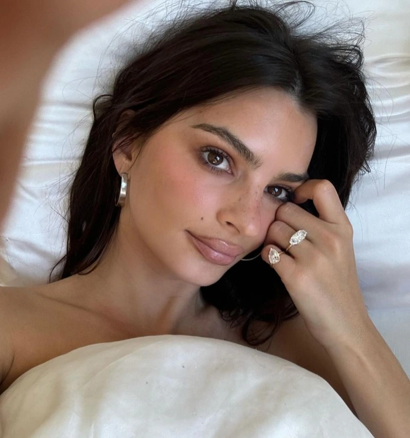 Емили Ратайковски ни учи как да превърнем болката си в нещо красиво