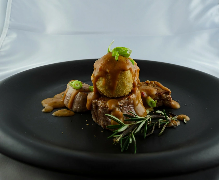 Свинско филе с гъби шийтаке и пюре от грах