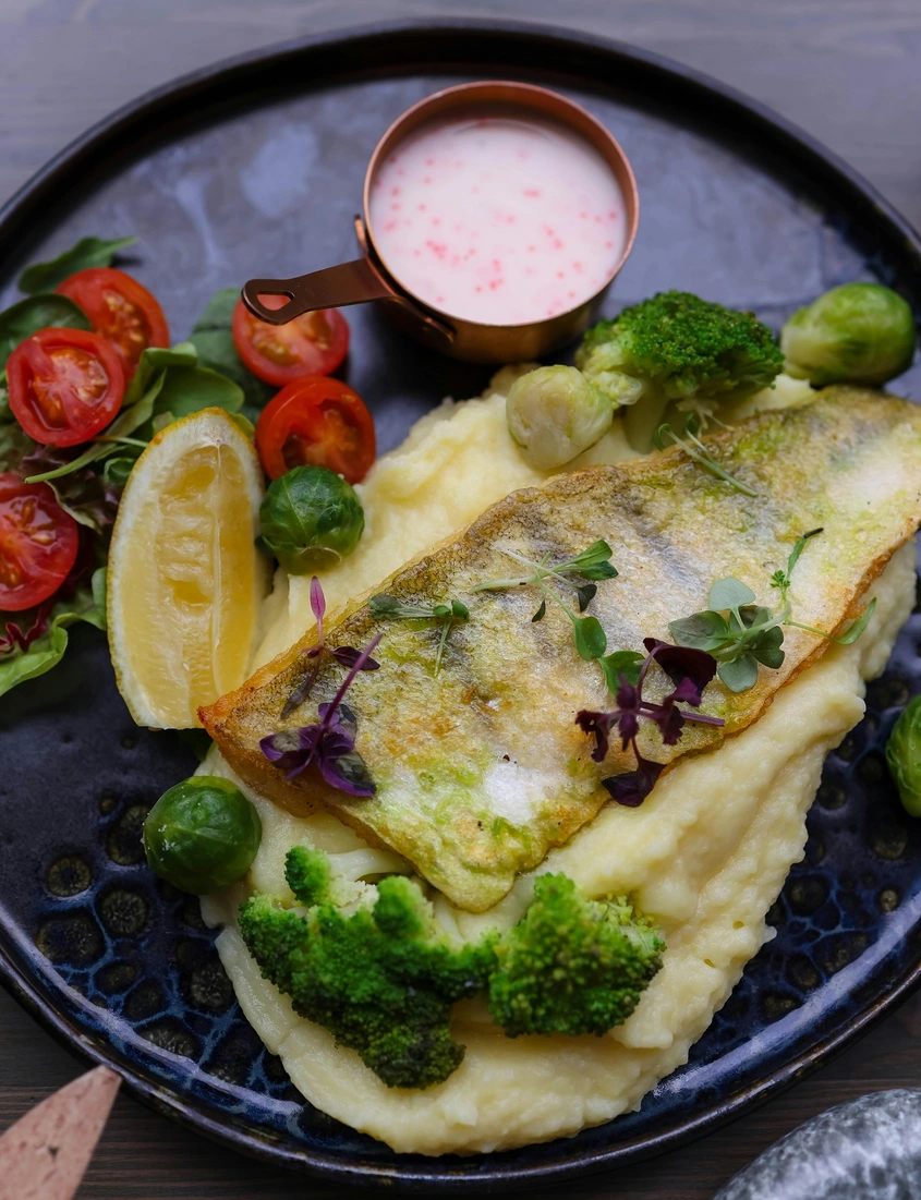 Панирано филе от акула с гриловани зеленчуци