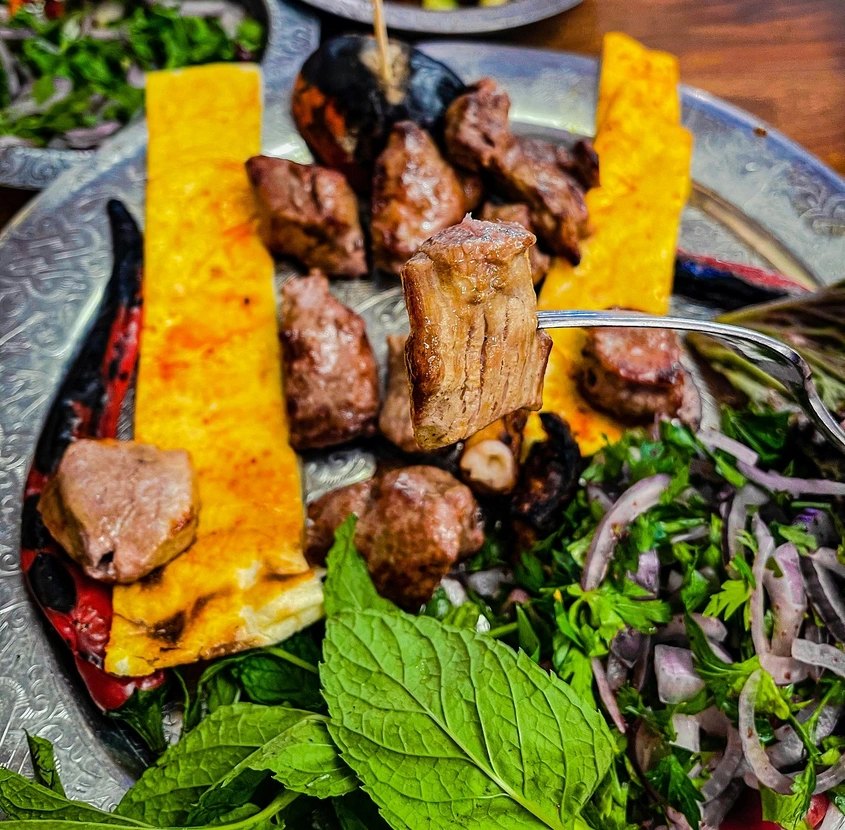 Крехко свинско бонфиле с шалот и смокини – едно уникално вкусно и незабравимо ястие, което да поднесете на своите гости