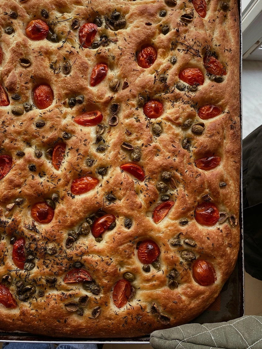 Италианска чеснова фокача с маслини, зехтин и пармезан – вкусно плоско хлебче, което можете да добавите към любимите си ястия
