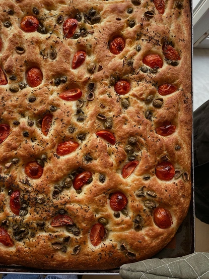 Италианска чеснова фокача с маслини, зехтин и пармезан – вкусно плоско хлебче, което можете да добавите към любимите си ястия