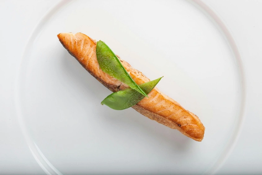 Сьомга на скара с мед, лимон, чесън и билки – лесна, бърза и уникално вкусна рецепта за летните дни