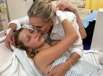 Връзката между майка и дете в лицето на хроничното заболяване: Историята на Йоланда и Бела Хадид