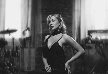 Дара Екимова отбеляза годишнината на дебютния си албум с премиера на лайв видео към песента ''Ако ти не си до мен''