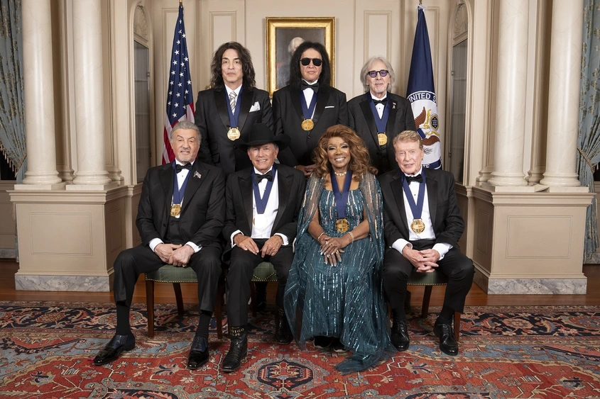 Президент Тръмп удостои легенди на изкуството с ''Медалите на  Кенеди център" за 2025 г.