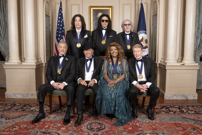 Президент Тръмп удостои легенди на изкуството с ''Медалите на  Кенеди център" за 2025 г.