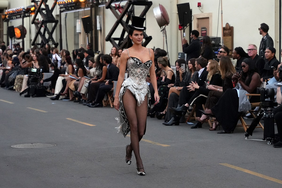 Кендъл Дженър откри Vogue World 2025 в костюм от Мулен Руж