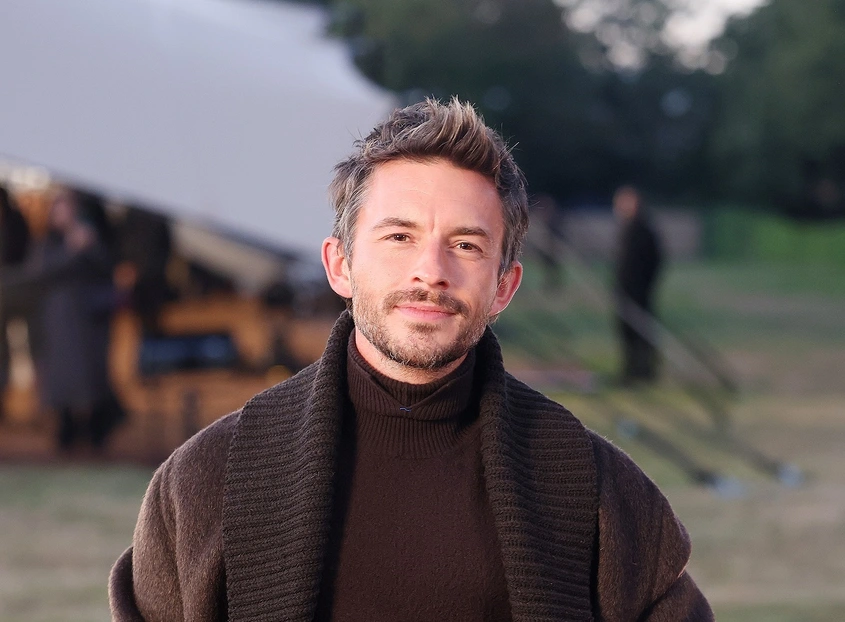 Джонатан Бейли е най-сексапилният мъж на света за 2025 г. според списание People