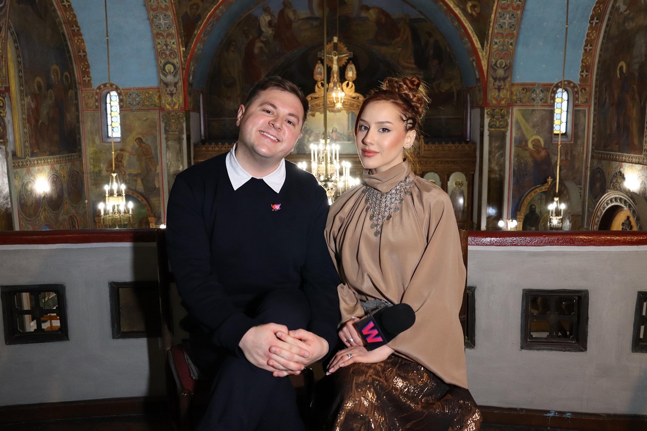 Mona с емоционално интервю заснето в църквата, в която е кръстена