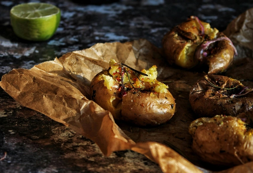 Гурме рецепта – Печени сладки картофи с мед, мащерка и орехи