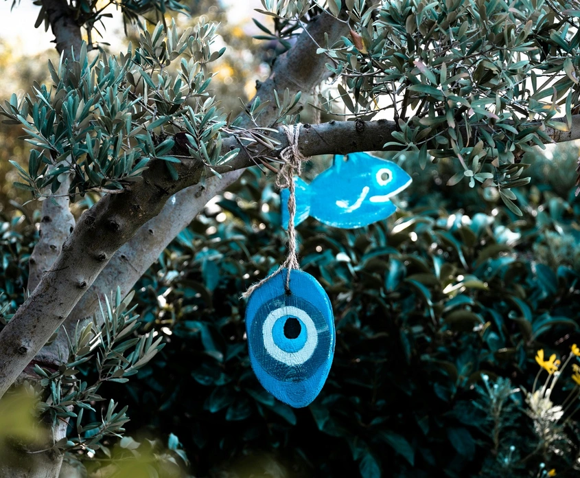 Най–смешните суеверия, в които тайно вярваме