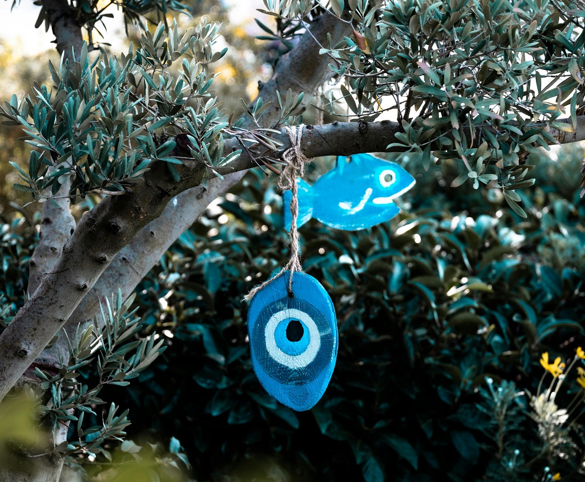 Най–смешните суеверия, в които тайно вярваме