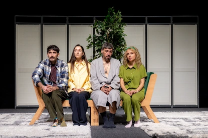 Пълна зала и дълги аплодисменти на премиерата на ''Оставам за малко'' в Театър Artvent