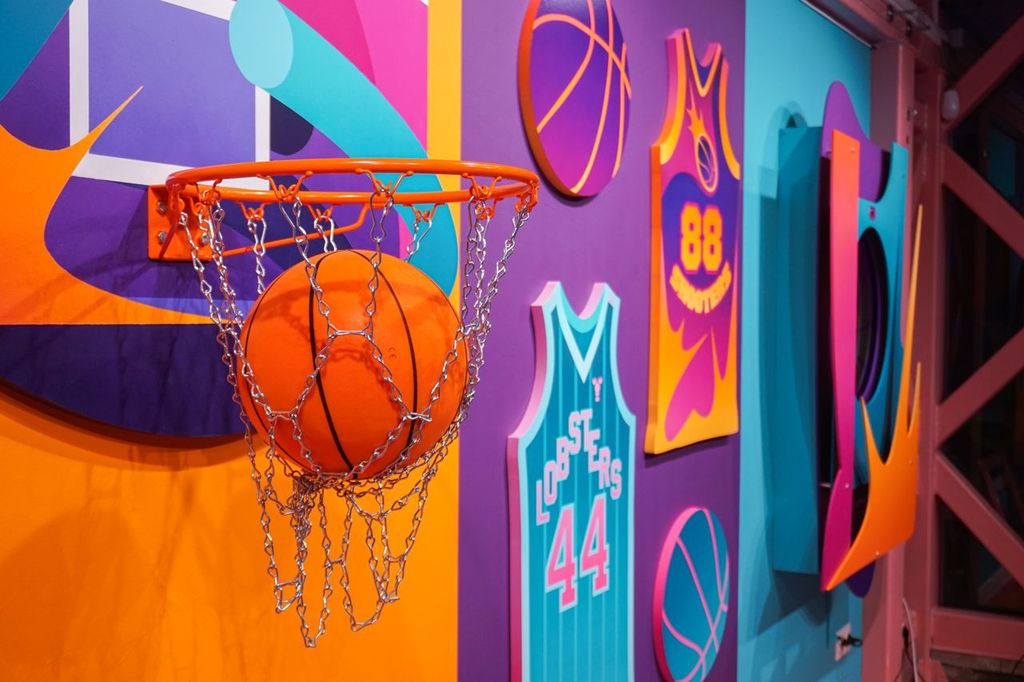 SHOOT: изложбата на Николай Петров – GLOW,  която изважда уличната енергия от баскетболното игрище и я пренася в галерийното пространство