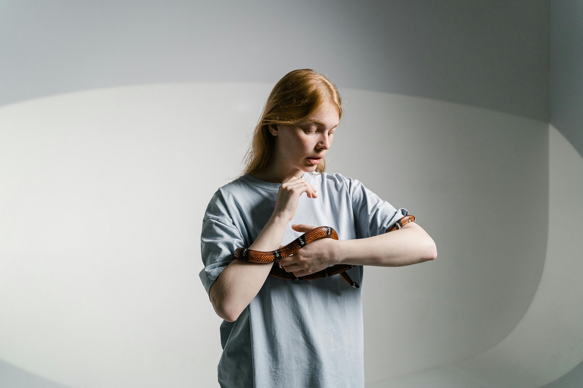 Тишината зад усмивката: Защо скритите страхове могат да ни направят по-силни