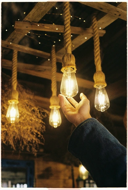 Как да си направим стилна лампа от подръчни материали