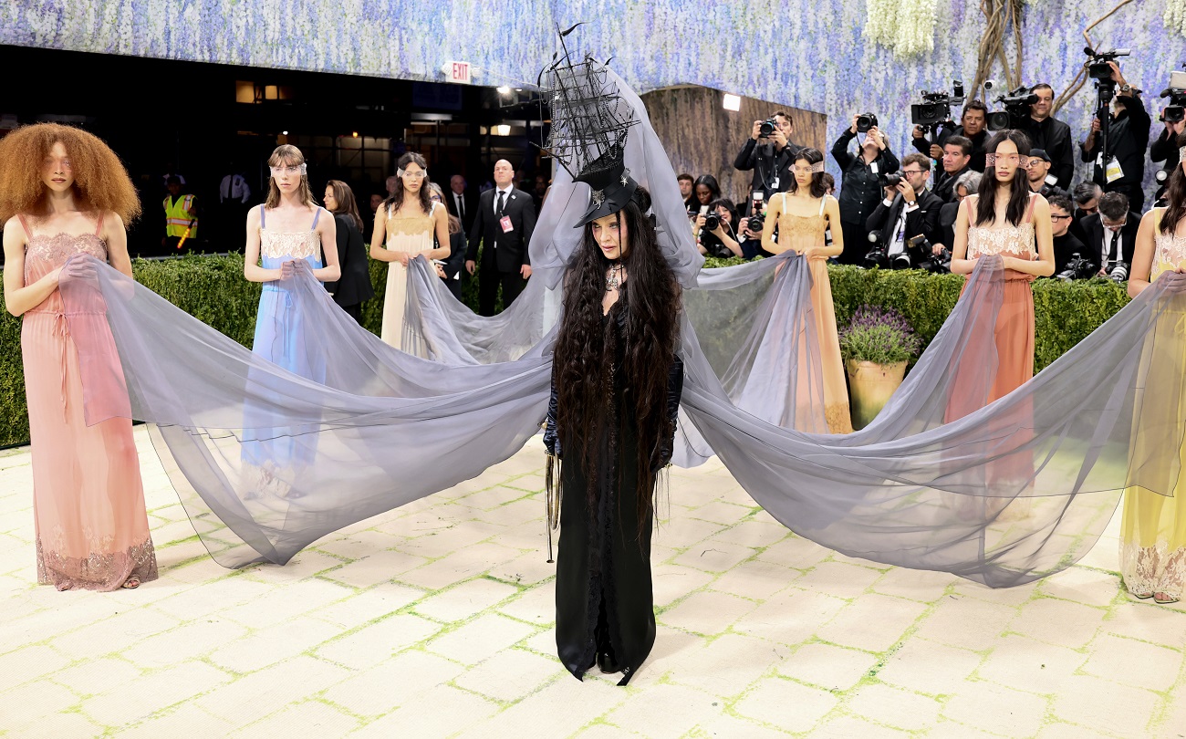 Сюрреалистичната Мадона донесе изкуството на стълбите на Met Gala 2026